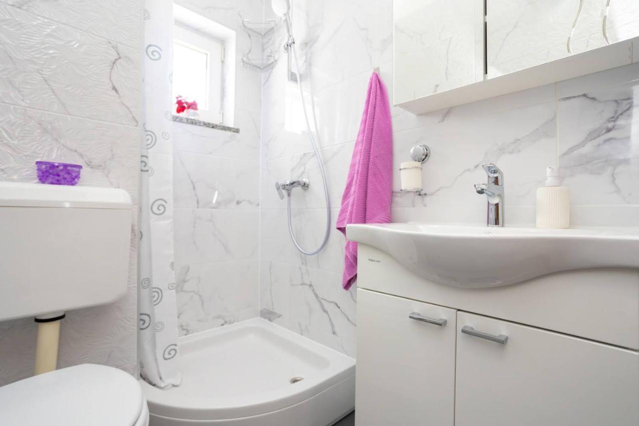Apartman Luni Sa Bazenom - Malinska, Sveti Anton Sveti Anton (Krk) Exterior foto