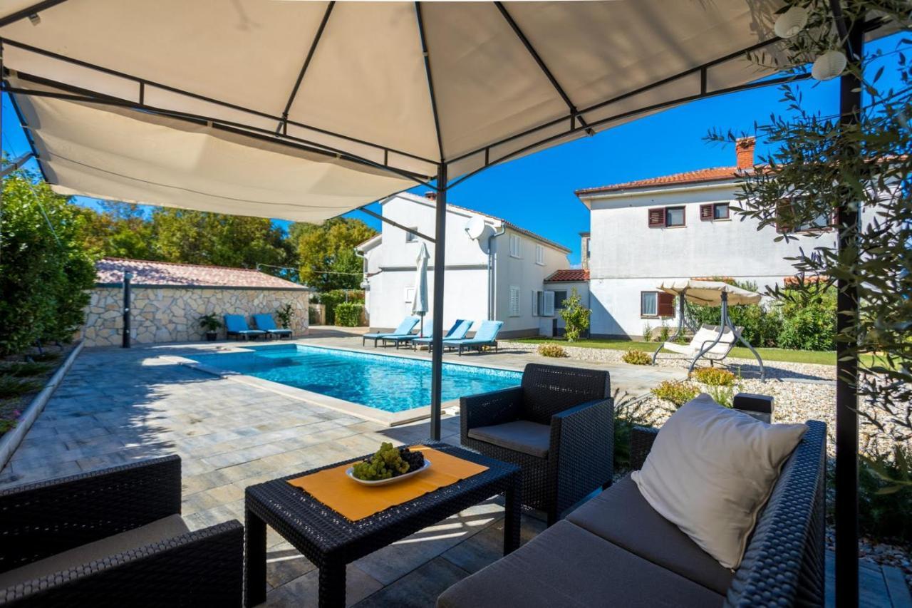 Apartman Luni Sa Bazenom - Malinska, Sveti Anton Sveti Anton (Krk) Exterior foto