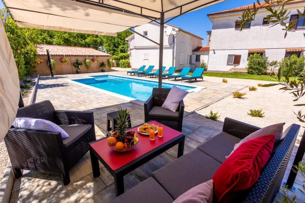 Apartman Luni Sa Bazenom - Malinska, Sveti Anton Sveti Anton (Krk) Exterior foto
