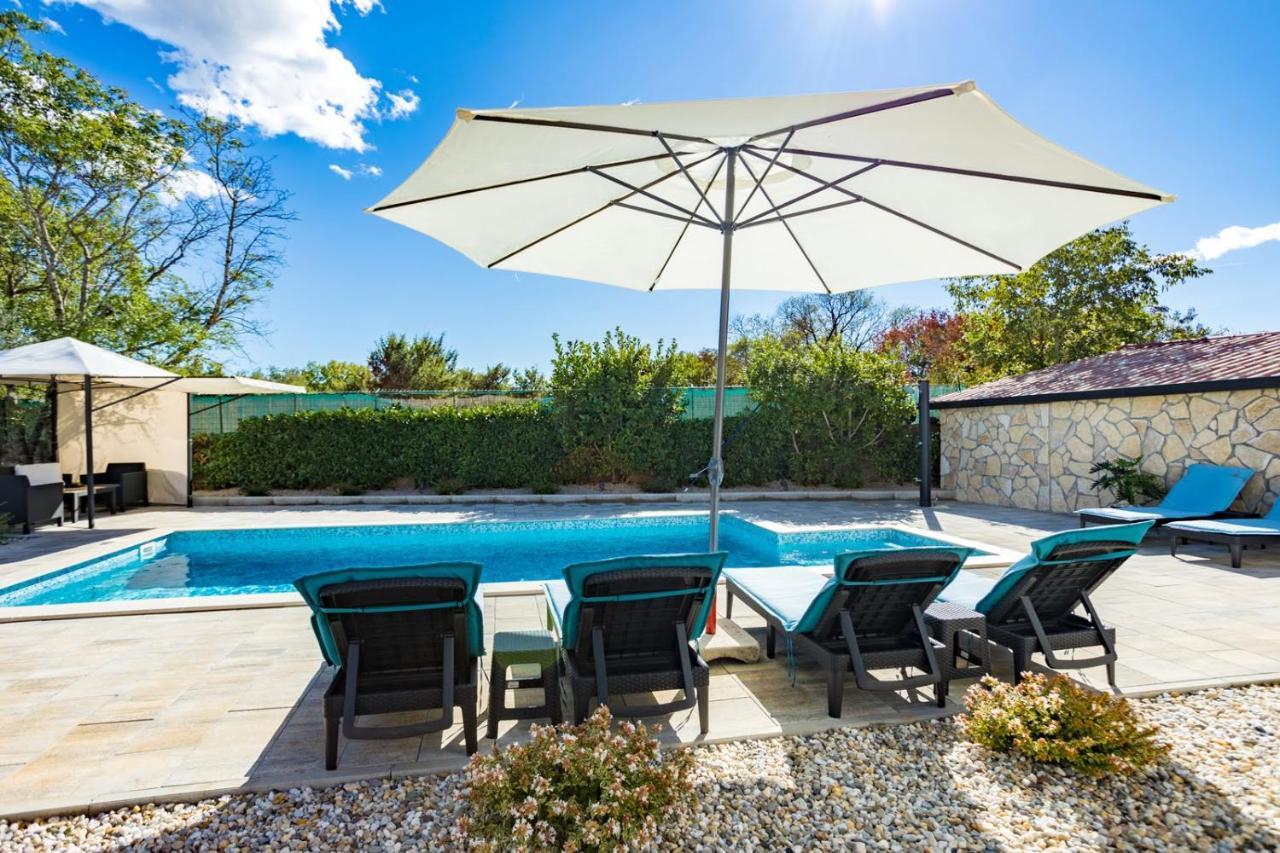 Apartman Luni Sa Bazenom - Malinska, Sveti Anton Sveti Anton (Krk) Exterior foto