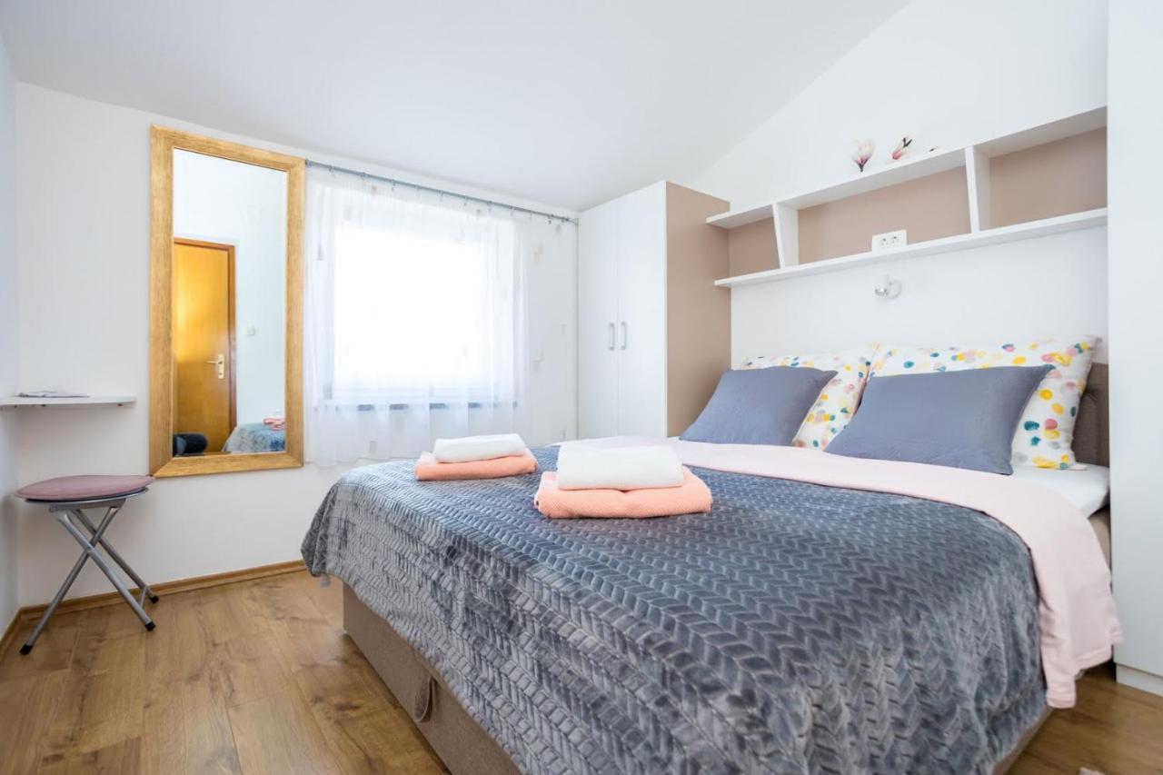 Apartman Luni Sa Bazenom - Malinska, Sveti Anton Sveti Anton (Krk) Exterior foto