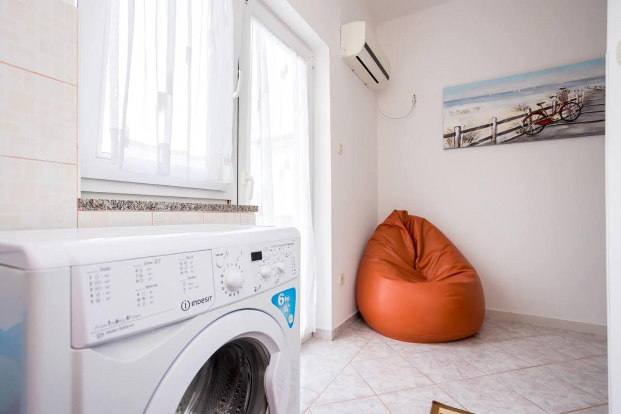 Apartman Luni Sa Bazenom - Malinska, Sveti Anton Sveti Anton (Krk) Exterior foto
