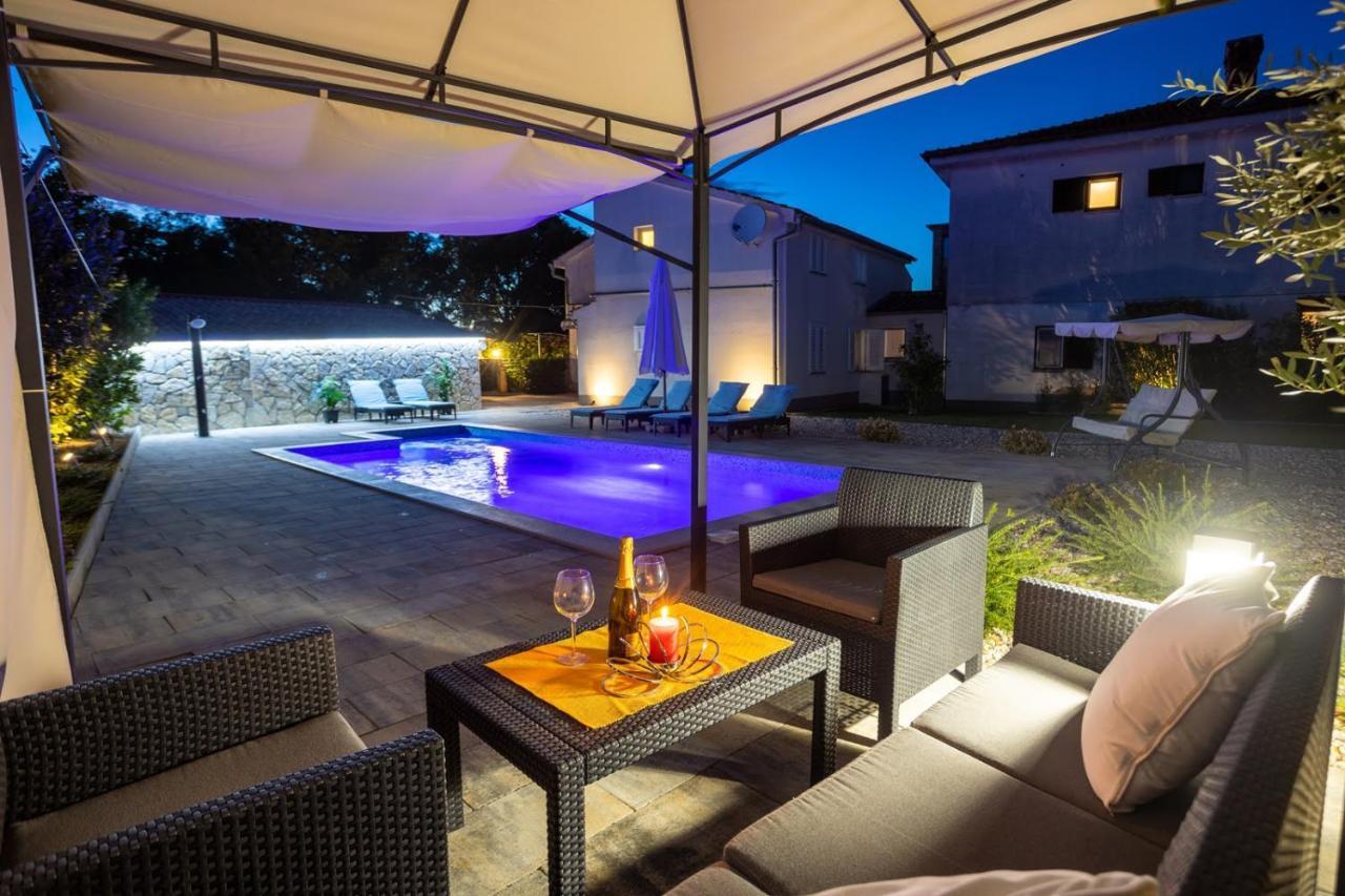 Apartman Luni Sa Bazenom - Malinska, Sveti Anton Sveti Anton (Krk) Exterior foto