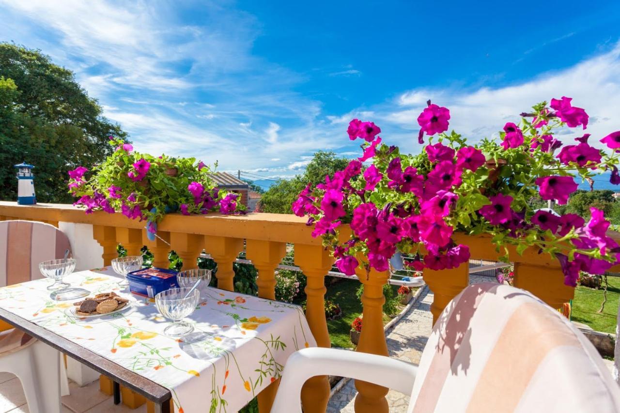 Apartman Luni Sa Bazenom - Malinska, Sveti Anton Sveti Anton (Krk) Exterior foto