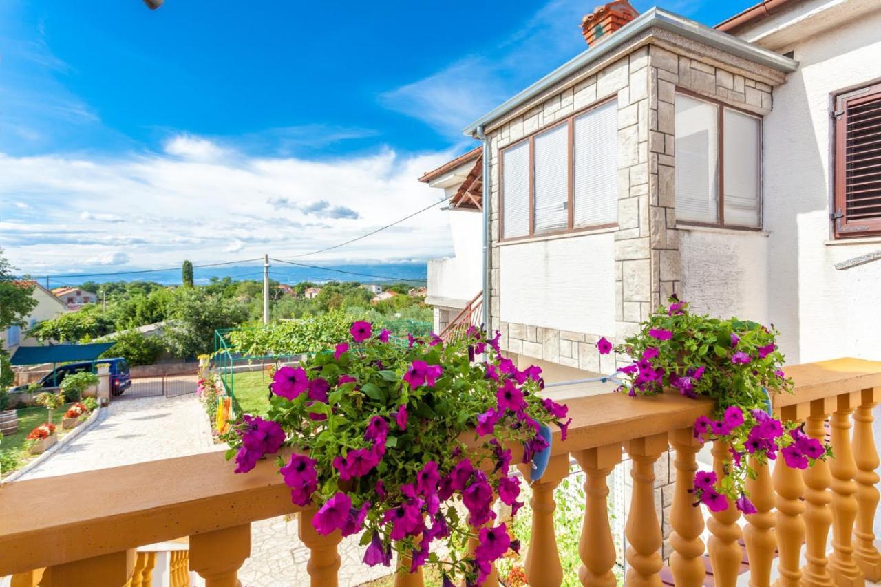 Apartman Luni Sa Bazenom - Malinska, Sveti Anton Sveti Anton (Krk) Exterior foto