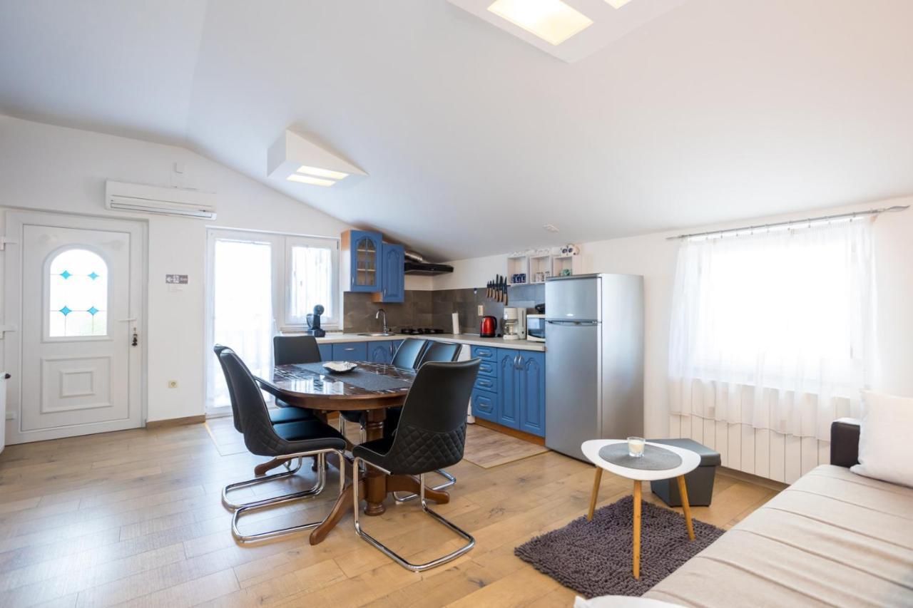 Apartman Luni Sa Bazenom - Malinska, Sveti Anton Sveti Anton (Krk) Exterior foto