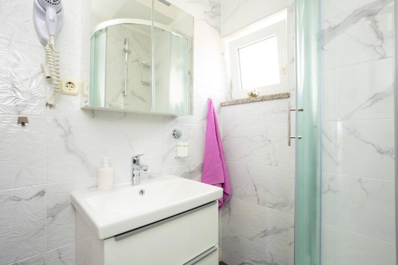 Apartman Luni Sa Bazenom - Malinska, Sveti Anton Sveti Anton (Krk) Exterior foto